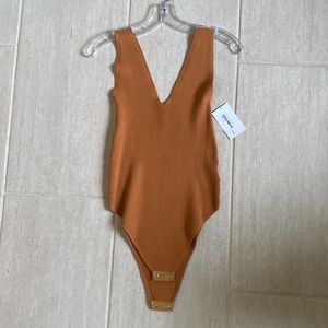 Wishlist ribbed v neck body suit in lrg